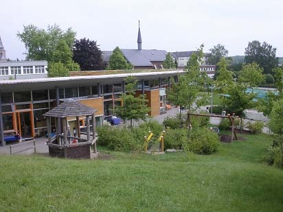 Hintere Ansicht Spielgelände