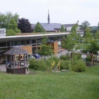 Hintere Ansicht Spielgelände