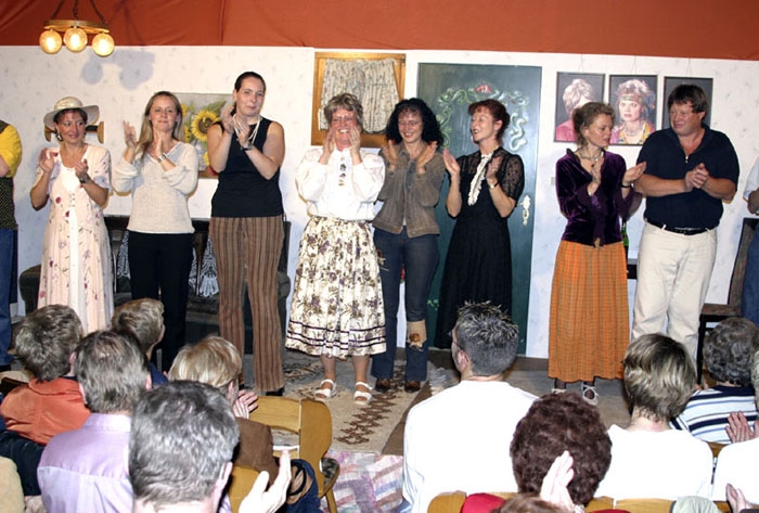 Szenenfoto Theateraufführung der Tanzgruppe Berschender Allerlei Szenenfoto Theateraufführung der Tanzgruppe Berschender Allerlei