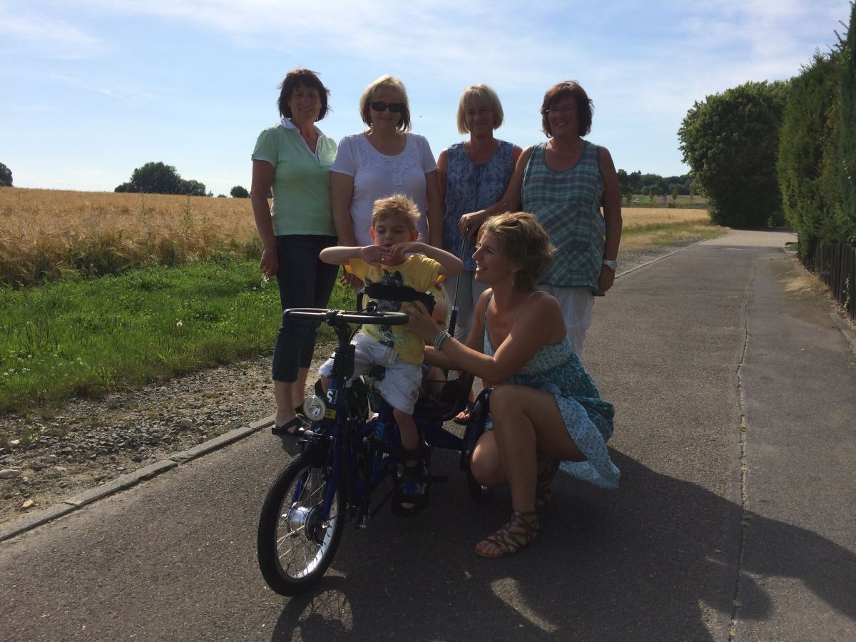 Mitglieder der Frauengemeinschaft Leuterod und Etienne König auf seinem Therapiedreirad Mitglieder der Frauengemeinschaft Leuterod und Etienne König auf seinem Therapiedreirad