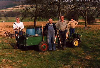 Mitglieder vom Obst- und Gartenbauverein auf dem Feld Obst- und Gartenbauverein Ötzingen