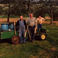 Mitglieder vom Obst- und Gartenbauverein auf dem Feld