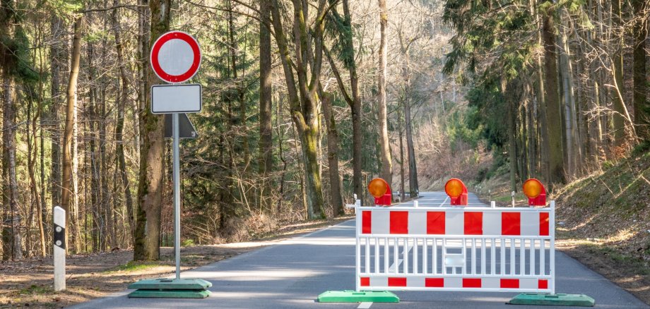 Straßensperre auf einer Straße Straßensperre auf einer Straße