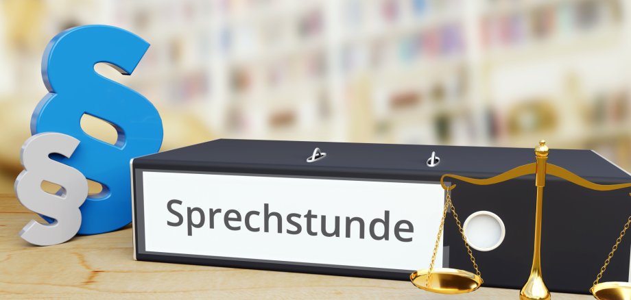 Sprechstunde – Recht/Gesetz. Ordner auf Schreibtisch mit Beschriftung neben Paragraf und Waage. Anwalt Sprechstunde – Recht/Gesetz. Ordner auf Schreibtisch mit Beschriftung neben Paragraf und Waage. Anwalt