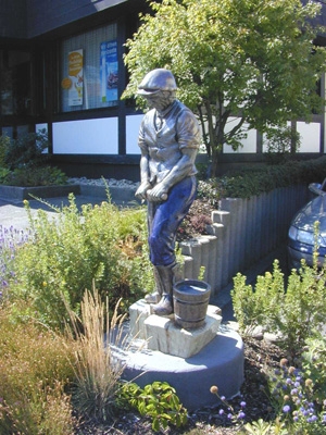 "Erdgräber" Statue
