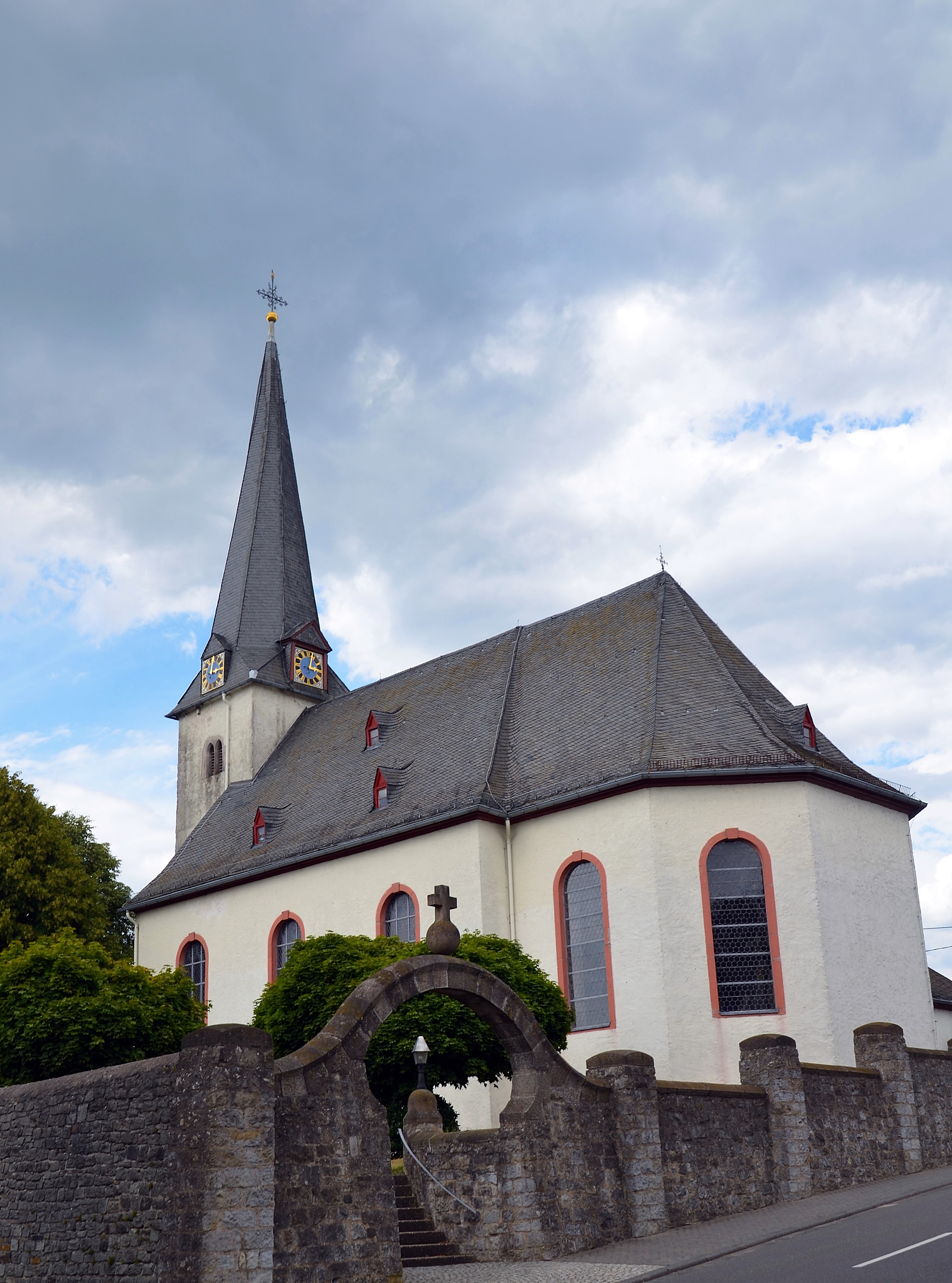 Foto der katholischen Pfarrkirche St. Maria Himmelfahrt