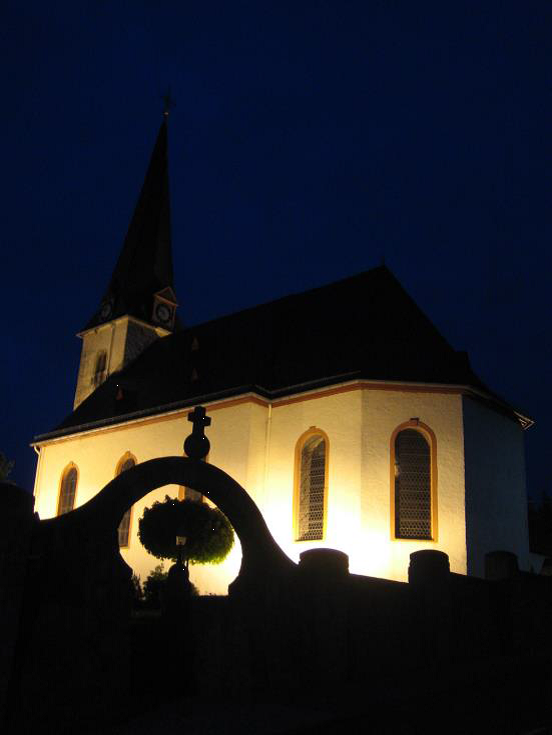 katholische Kirche bei Nacht