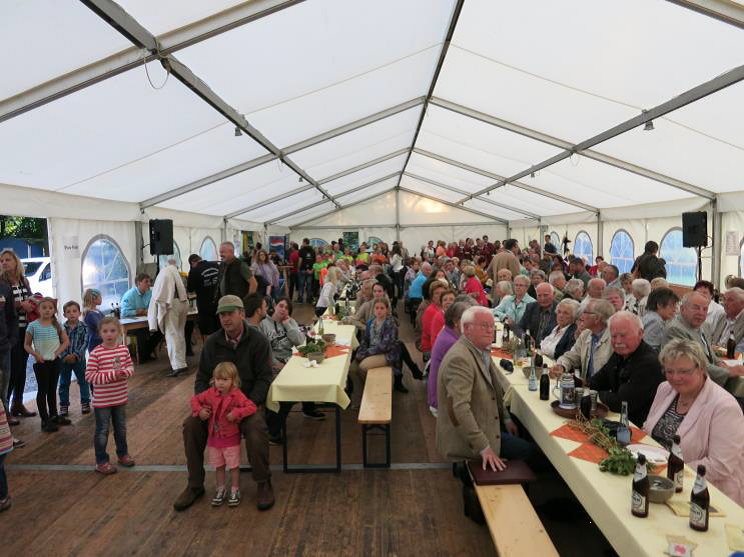 Buntes Treiben im Festzelt