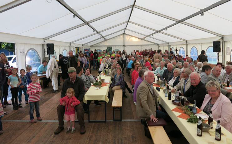 Buntes Treiben im Festzelt