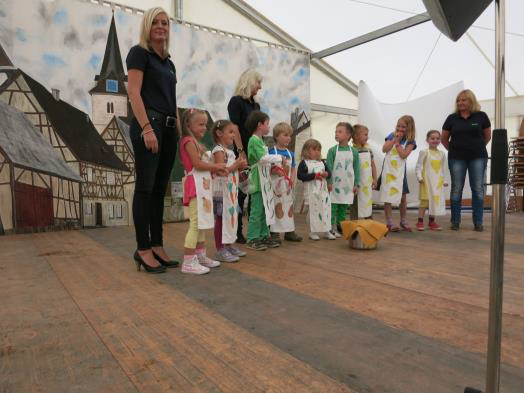 Buntes Treiben im Festzelt