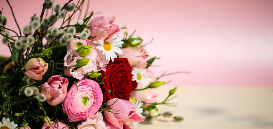 bunter Blumenstrauß mit Weidenkätzchen , rosa Hintergrund