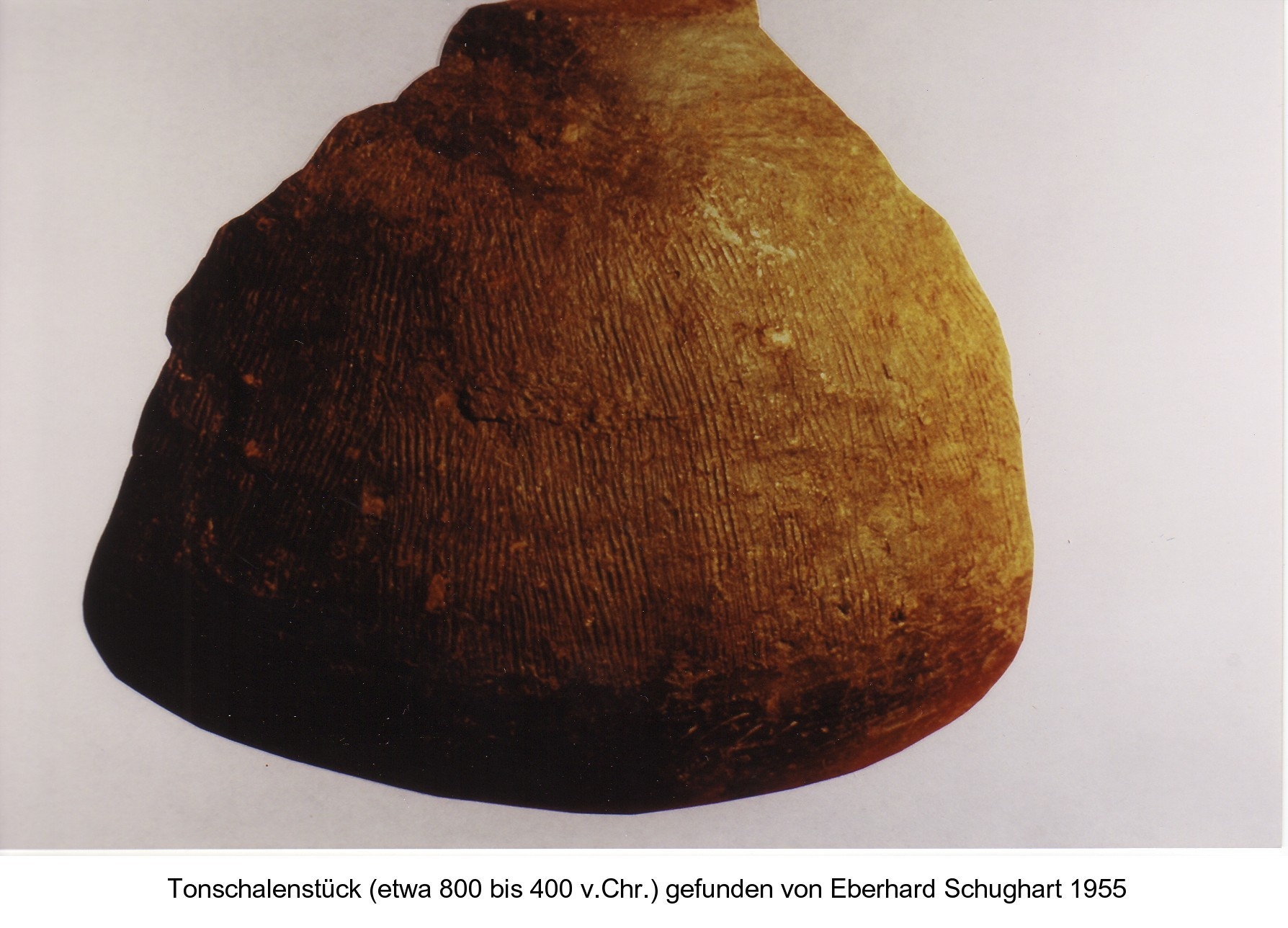 Schalenstück aus hartgebranntem Ton mit Kammstrichverzierung