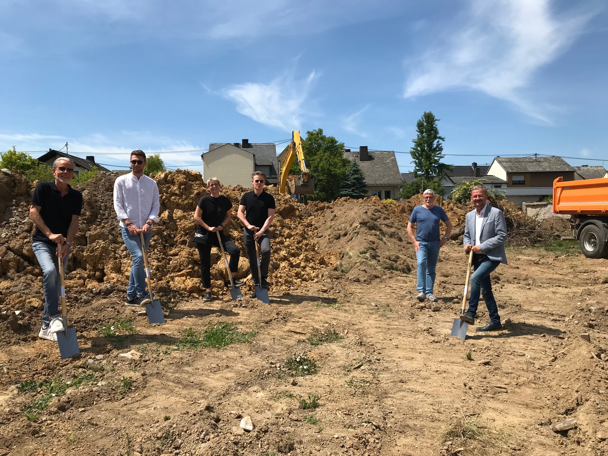 (Personen von links Architekt Klaus Kuhn, Bauleiter Lukas Bräuer, die Eigentümer Catrin und Borge Schubkegel, Mitglied des Steuerungsgruppe Gisbert Sturm und Ortsbürgermeister Alwin Scherz)  