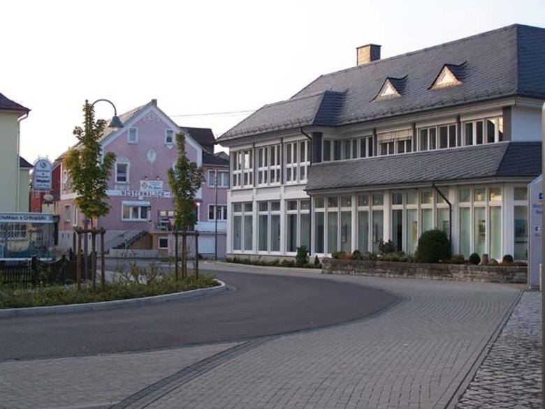 Blick auf die Volksbank und auf den "Westerwaelder Hof"