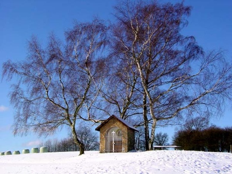 Kapellchen auf dem Berg im Winter