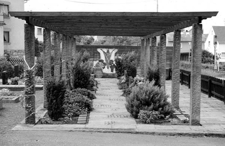 Mahnmal fuer die verstorbenen Soldaten aus dem Gefangenenlager am Berggarten 1945 