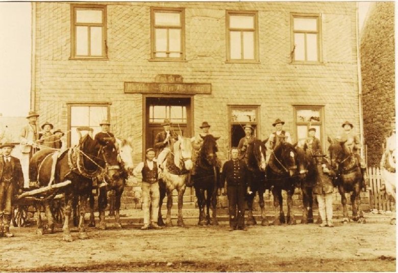 Reiter vor der Gastwirtschaft Glückauf des Peter Marschang 1910