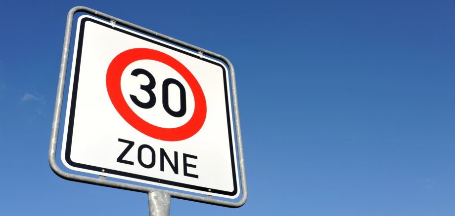 Tempo 30, Geschwindigkeitsbegrenzung, Tempolimit, Straßenverkehr, Verkehrsschild,   Wohnstraße, Verkehrsberuhigung, Tempo, Höchstgeschwindigkeit