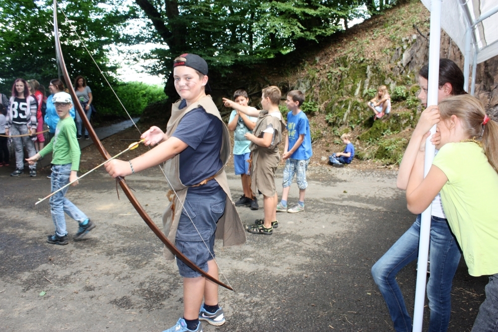 Kinder beim Bogenschießen bei den "Sommer-Clan-Spielen" 