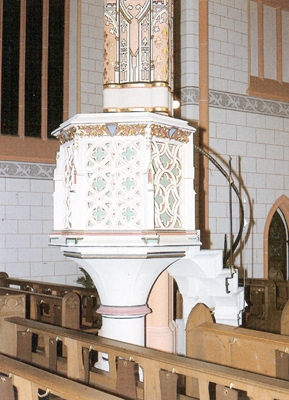 Die Kanzel an der verzierten Mustersäule