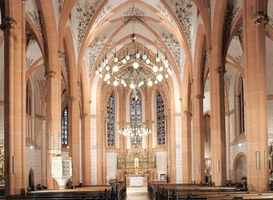 Innenraum der Kirche mit Blick auf den Hochaltar