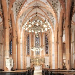 Innenraum der Kirche mit Blick auf den Hochaltar