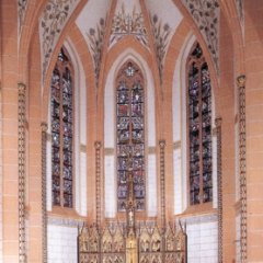 Blick auf das Chorfenster und Hochaltar