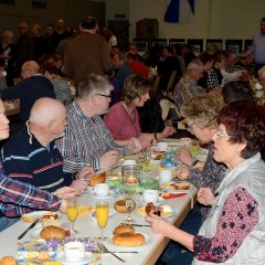 Moschheimer beim Frühstück mit Musik