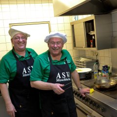 Moschheimer beim Frühstück mit Musik
