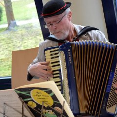 Moschheimer beim Frühstück mit Musik