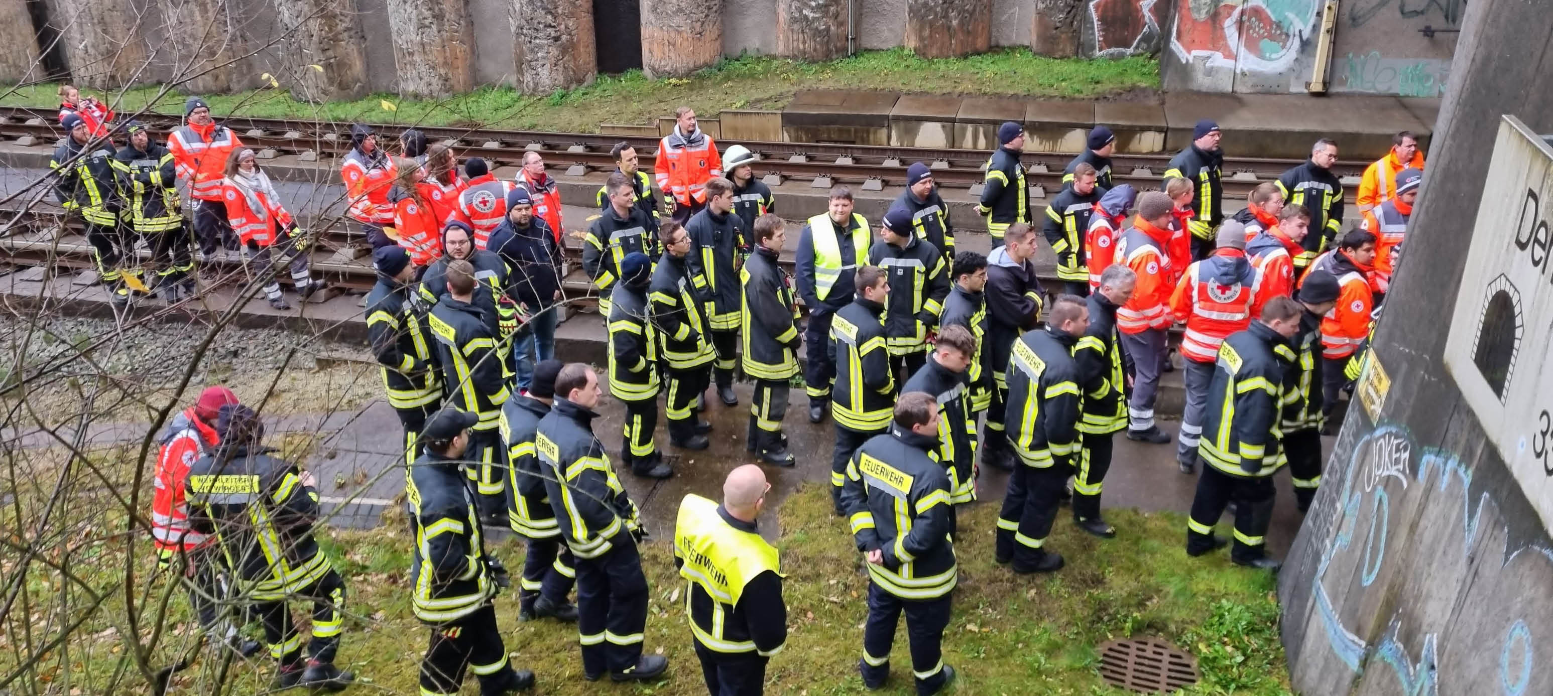 Feuerwehren VG Wirges stehen vor ICE Tunnel