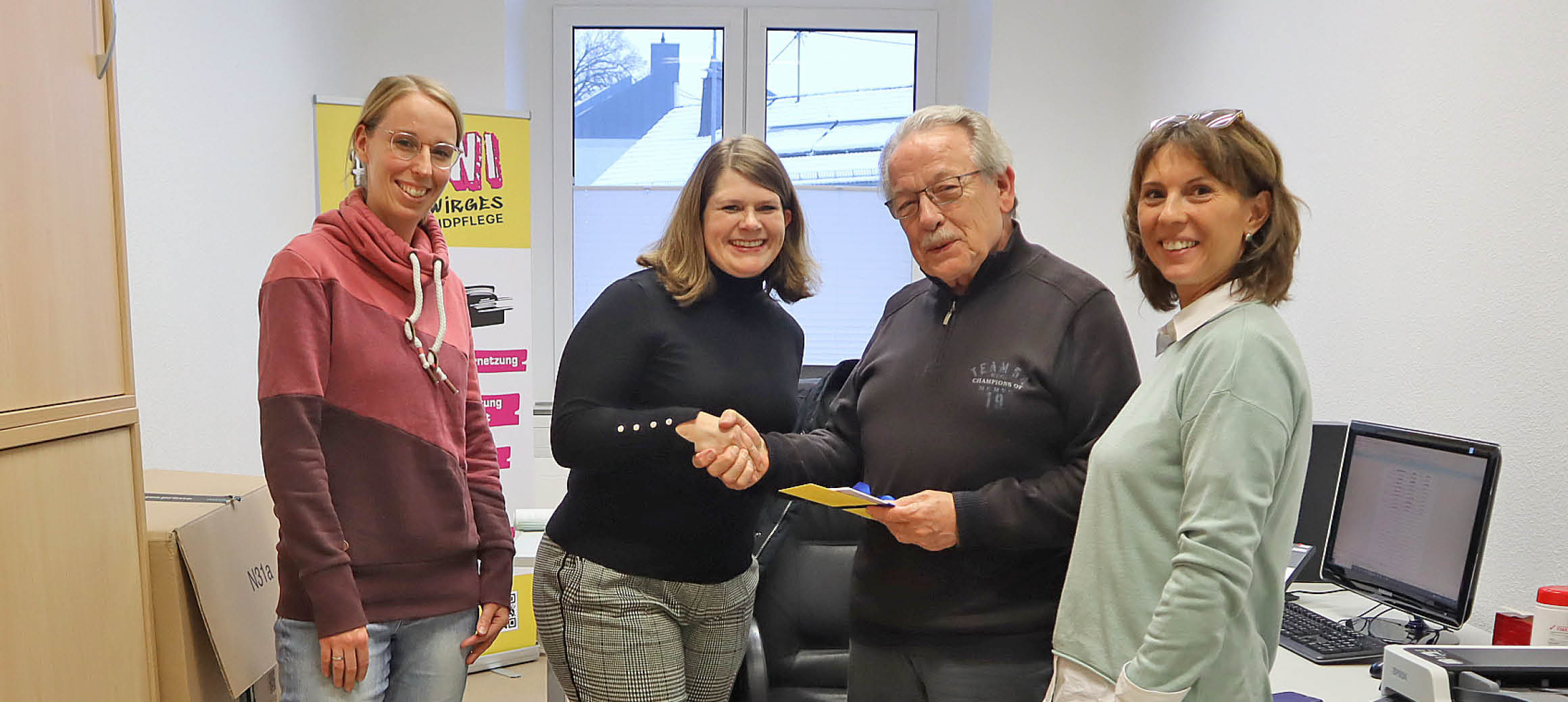 Bürgermeisterin Marzi gratuliert Toni Ickenroth zum Jubiläum