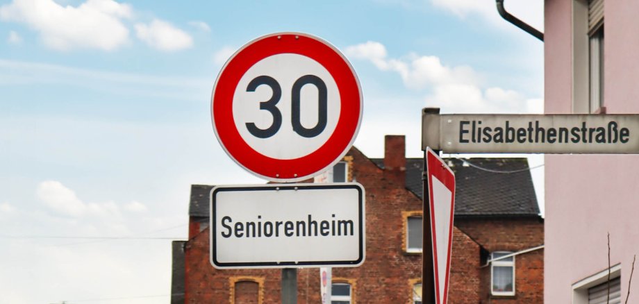 Schild 30-Zone in Wirges